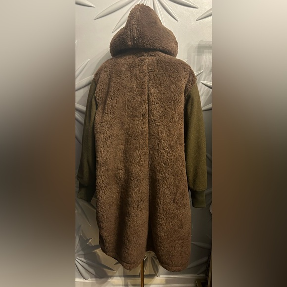 NWOT American Eagle SZ L brown/green faux fur coat w/fabric sleeves/bust 54” - Picture 3 of 11